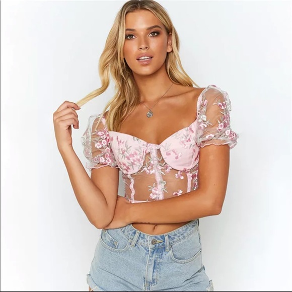 Tops - ⭐️ONE LEFT ⭐️ Floral embroidered crop top